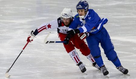 Эпизод матча по хоккею с мячом