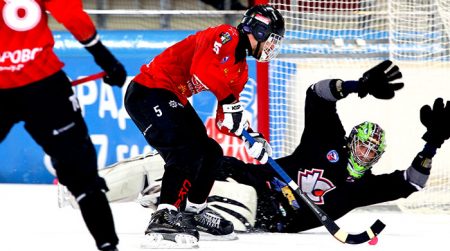 Эпизод матча по хоккею с мячом