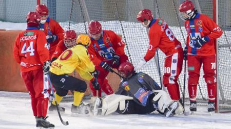 Эпизод матча по хоккею с мячом