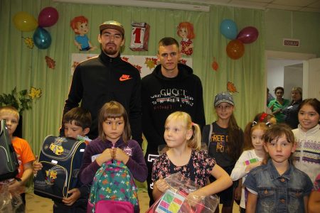 Футболисты и школьники