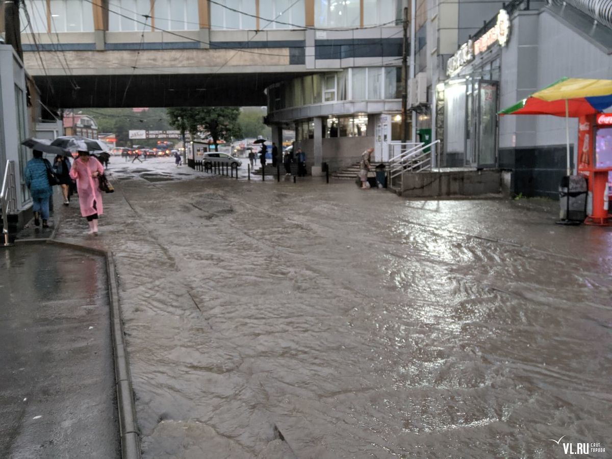 Ночной ливень во Владивостоке снова обрушил потоки воды на улицы Русскую,  Пограничную, Луговую, Калинина и Седанку - ДВ-РОСС - новости Дальнего  Востока