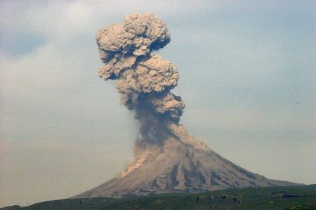 Столб пепла на  2,5-километра    выбросил  камчатский  вулкан Карымский