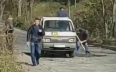 Жители Владивостока сами отремонтировали дорогу