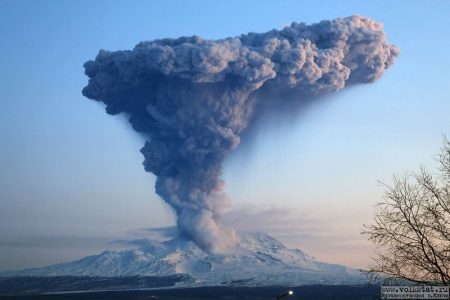 Вулкан Шивелуч на Камчатке выбросил пепел на 10 км., авиацию предупредили  об  опасности