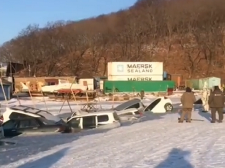 «Тотальное  погружение»: Около  30 машин провалились под лёд во Владивостоке