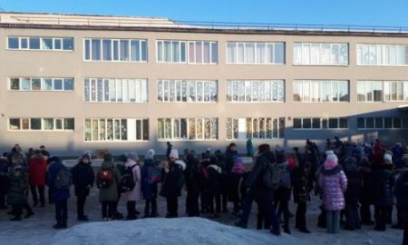 «Заминированые»  школы  Благовещенска  сегодня экстренно  эвакуируют  учащихся