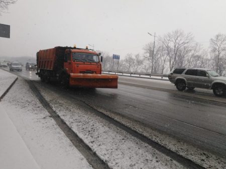 Магистрали и  улицы  Владивостоке  чистят  от  снега   126 спецмашин и 130 рабочих