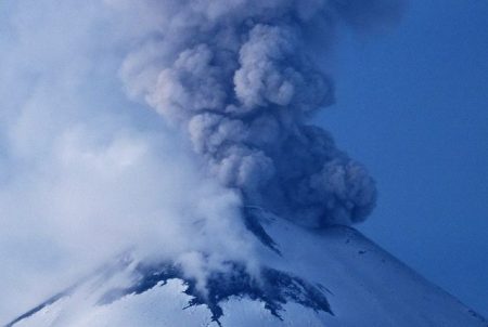 Парогазовый столб на 6 км выбросил на Камчатке вулкан Ключевской