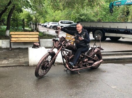 Байкеры установили скульптуру мотоцикла в центре Читы