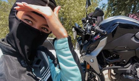 Мотодевочка. Фотография из инстаграма