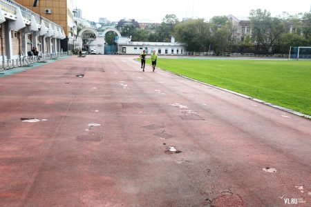 Стадион «Динамо» во Владивостоке постепенно  разрушается:  его сдали в аренду, остался без профессионального спорта, денег и капремонта