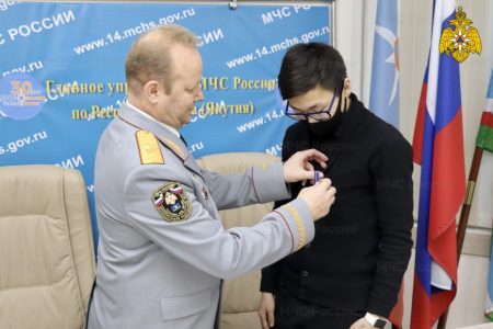 За спасение двоих утопающих награждён школьник из Якутии