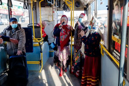 На одном из городских маршрутов Владивостока сегодня работал новогодний автобус