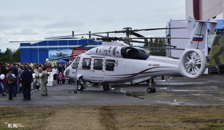 Опытный экземпляр новейшего вертолета Ка-62 в Приморье осмотрел Трутнев