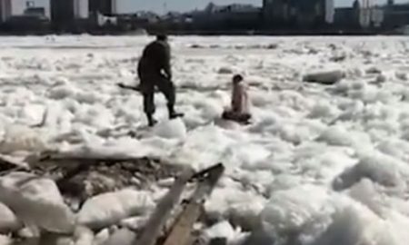 Пограничники Благовещенска сняли со льдины на  реке  Амур решившую покончить с собой иностранку