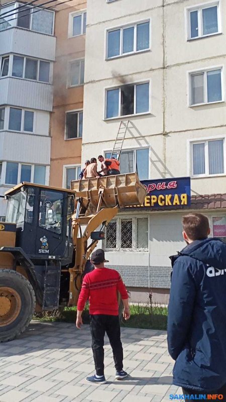 Из  охваченной  огнем  квартиры на Есенина в Южно-Сахалинске людей эвакуировали с помощью погрузчика