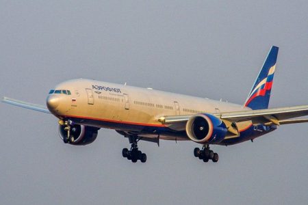 Дебоширка, устроившая  скандал  на  борту  авиалайнера рейса  Москва – Владивосток,  задержала  выполнение  рейса