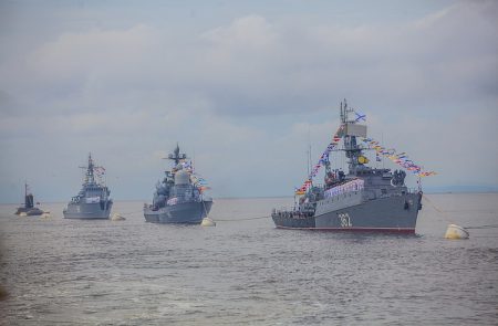 В бухте Золотой Рог  во Владивостоке  проходит  празднование 325-летия Военно- морского флота