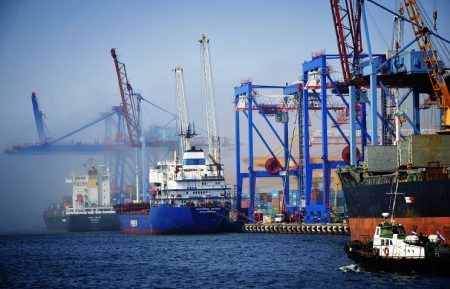Трутнев поручил  до конца недели наладить  работу  порта Владивосток    по  приоритетной  отправке  грузов  в  северные  регионы  ДФО