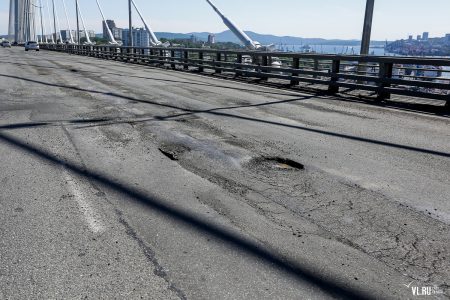 Две  полосы  на  Золотом мосту  Владивостока  перекрыли  на  время   ремонта асфальтового  покрытия