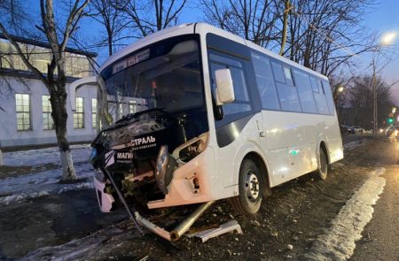 В Приморье автобус с пассажирами врезался в фонарь, водитель погиб