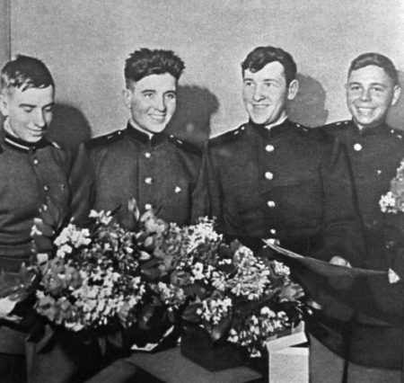 49 дней в Тихом океане  дрейфовала баржа  с четырьмя советскими солдатами  пока  их  не  спас  авианосец США