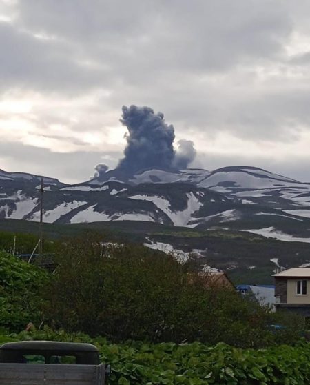 Вулкан Эбеко на  острове  Парамушир выбросил двухкилометровый столб пепла