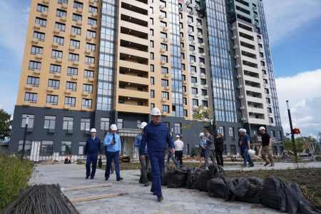 Вместе с прокурорами в Хабаровске проверили «проблемные» стройки