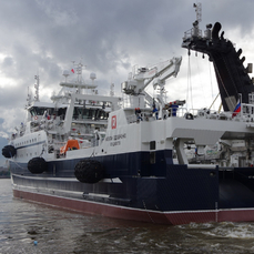 Через Северный морской путь   курсом на Владивосток  направляется рыбопромысловый супертраулер