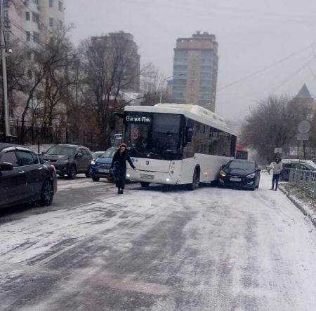 Снегопад  сковал  движение  транспорта  в  Хабаровске