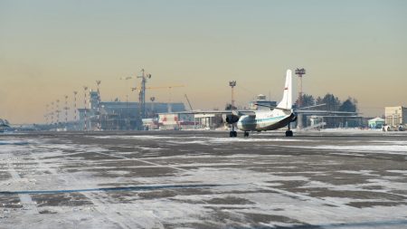 Из-за лопнувшего шасси у  частного  самолета  заблокирован Хабаровский аэропорт