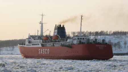 Паром «Сахалин-10» с пассажирами на борту получил пробоину в порту Ванино