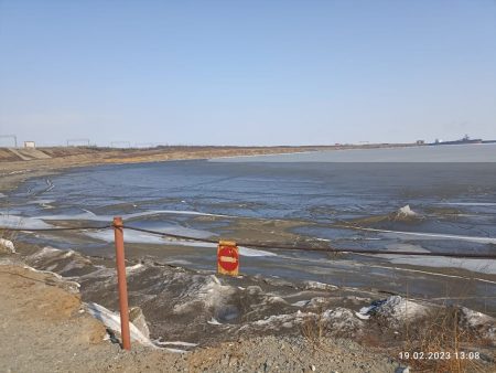 Угольной пылью засыпало популярный пляж в Хабаровском крае (ФОТО)