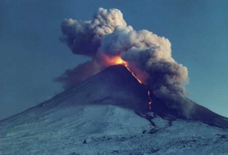 На вулкане Безымянный на Камчатке произошел мощный  выброс пепла высотой 12 километров