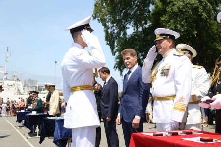 Губернатор Приморья вручил аттестаты выпускникам Нахимовского военно-морского училища