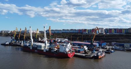 Сухогруз «Саско Алдан» открыл навигацию в порту Анадыря