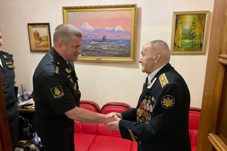 В преддверии Дня ВМФ командующий ТОФ подраздравил ветерана-подводника Леонида Маркина