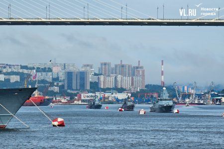 Военные корабли выстраиваются в кильватерный парадный строй в бухте Золотой Рог  во  Владивостоке